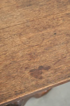 Table à bascule en chêne anglais antique du 19ème siècle dans une forme unique.