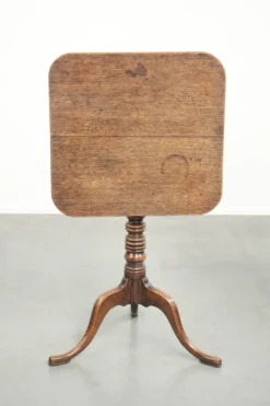 Table à bascule en chêne anglais antique du 19ème siècle dans une forme unique.
