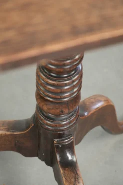 Table à bascule en chêne anglais antique du 19ème siècle dans une forme unique.