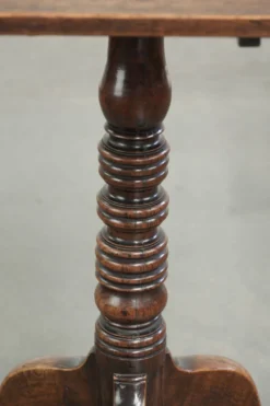 Table à bascule en chêne anglais antique du 19ème siècle dans une forme unique.