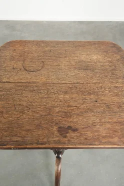 Table à bascule en chêne anglais antique du 19ème siècle dans une forme unique.