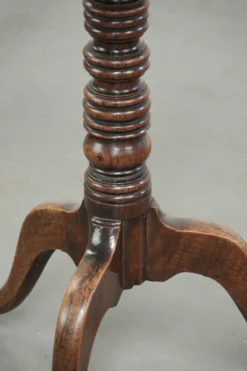 Table à bascule en chêne anglais antique du 19ème siècle dans une forme unique.