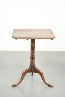 Table à bascule en chêne anglais antique du 19ème siècle dans une forme unique.
