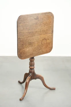 Table à bascule en chêne anglais antique du 19ème siècle dans une forme unique.