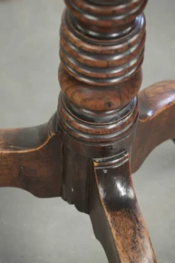 Table à bascule en chêne anglais antique du 19ème siècle dans une forme unique.