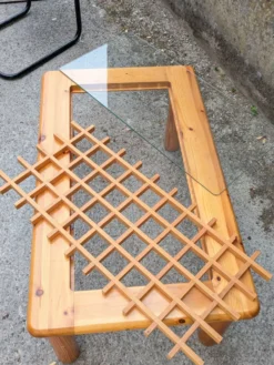 Table basse ajourée en pin et en verre, France, 1980