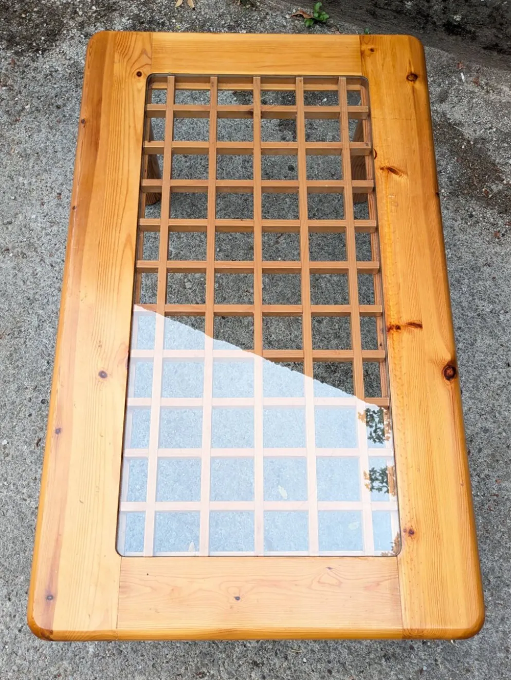Table basse ajourée en pin et en verre, France, 1980