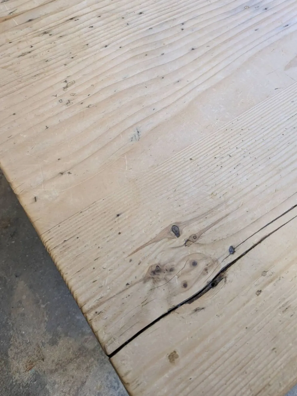 Table basse ancienne en bois massif – table de ferme