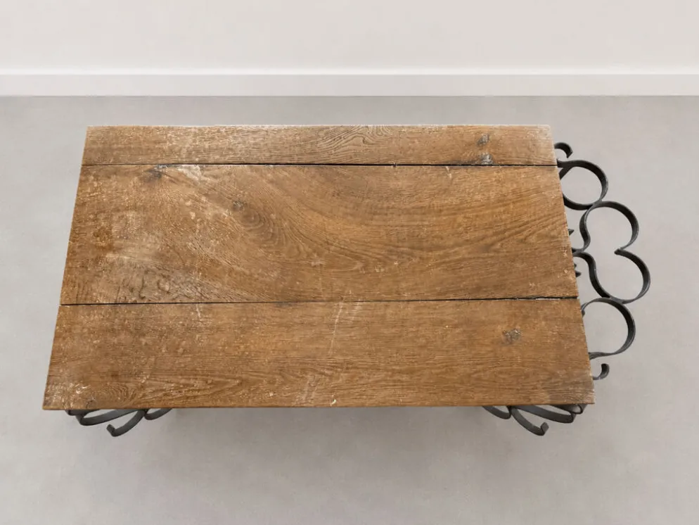 Table basse ancienne en bois massif avec porte-bouteilles intégrés