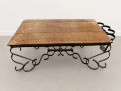 Table basse ancienne en bois massif avec porte-bouteilles intégrés