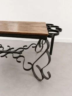 Table basse ancienne en bois massif avec porte-bouteilles intégrés