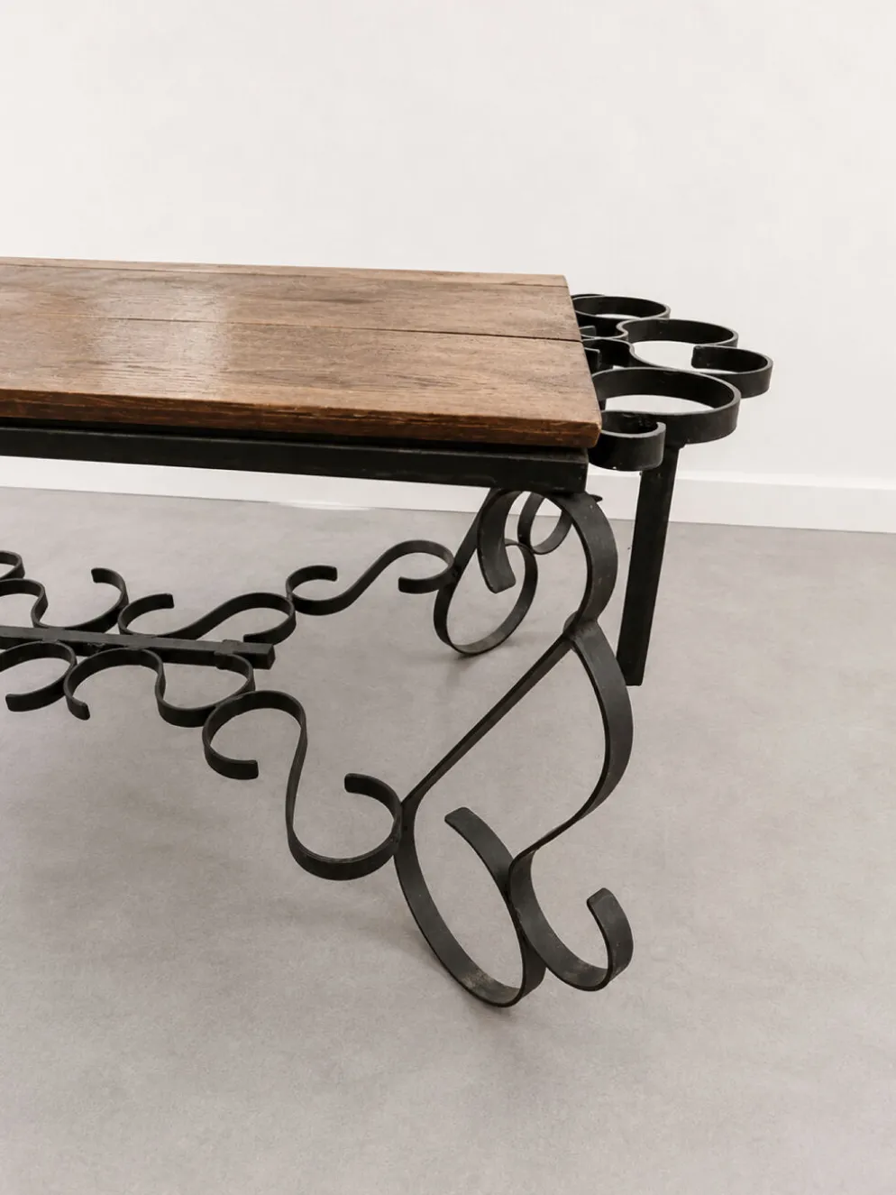 Table basse ancienne en bois massif avec porte-bouteilles intégrés