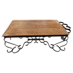 Table basse ancienne en bois massif avec porte-bouteilles intégrés