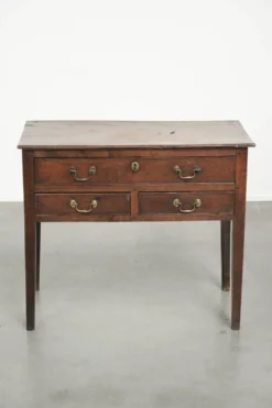 Table basse anglaise antique de style lowboy du XVIIIe siècle en chêne.
