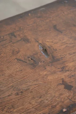 Table basse anglaise antique de style lowboy du XVIIIe siècle en chêne.