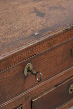 Table basse anglaise antique de style lowboy du XVIIIe siècle en chêne.