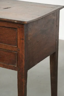 Table basse anglaise antique de style lowboy du XVIIIe siècle en chêne.