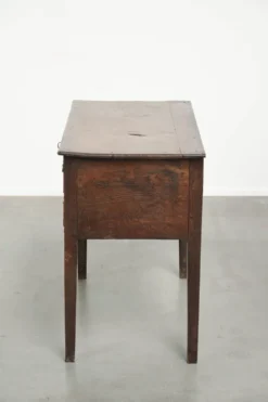 Table basse anglaise antique de style lowboy du XVIIIe siècle en chêne.