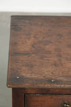 Table basse anglaise antique de style lowboy du XVIIIe siècle en chêne.