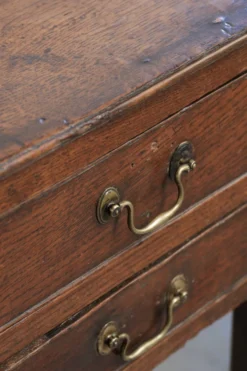 Table basse anglaise antique de style lowboy du XVIIIe siècle en chêne.