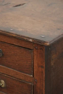 Table basse anglaise antique de style lowboy du XVIIIe siècle en chêne.