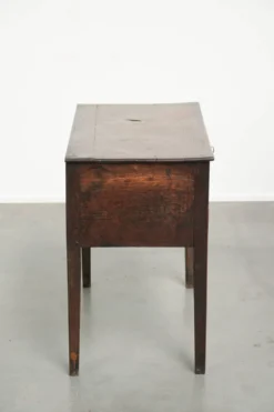 Table basse anglaise antique de style lowboy du XVIIIe siècle en chêne.