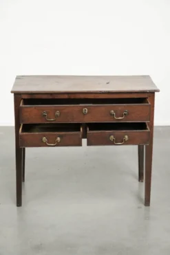 Table basse anglaise antique de style lowboy du XVIIIe siècle en chêne.