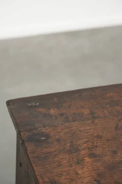 Table basse anglaise antique de style lowboy du XVIIIe siècle en chêne.