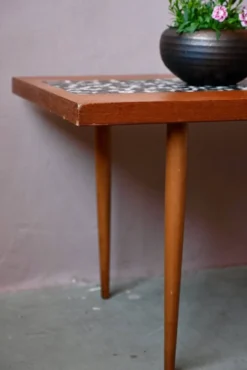 Table basse années 70 piétement fuseau teck et mosaïque céramique