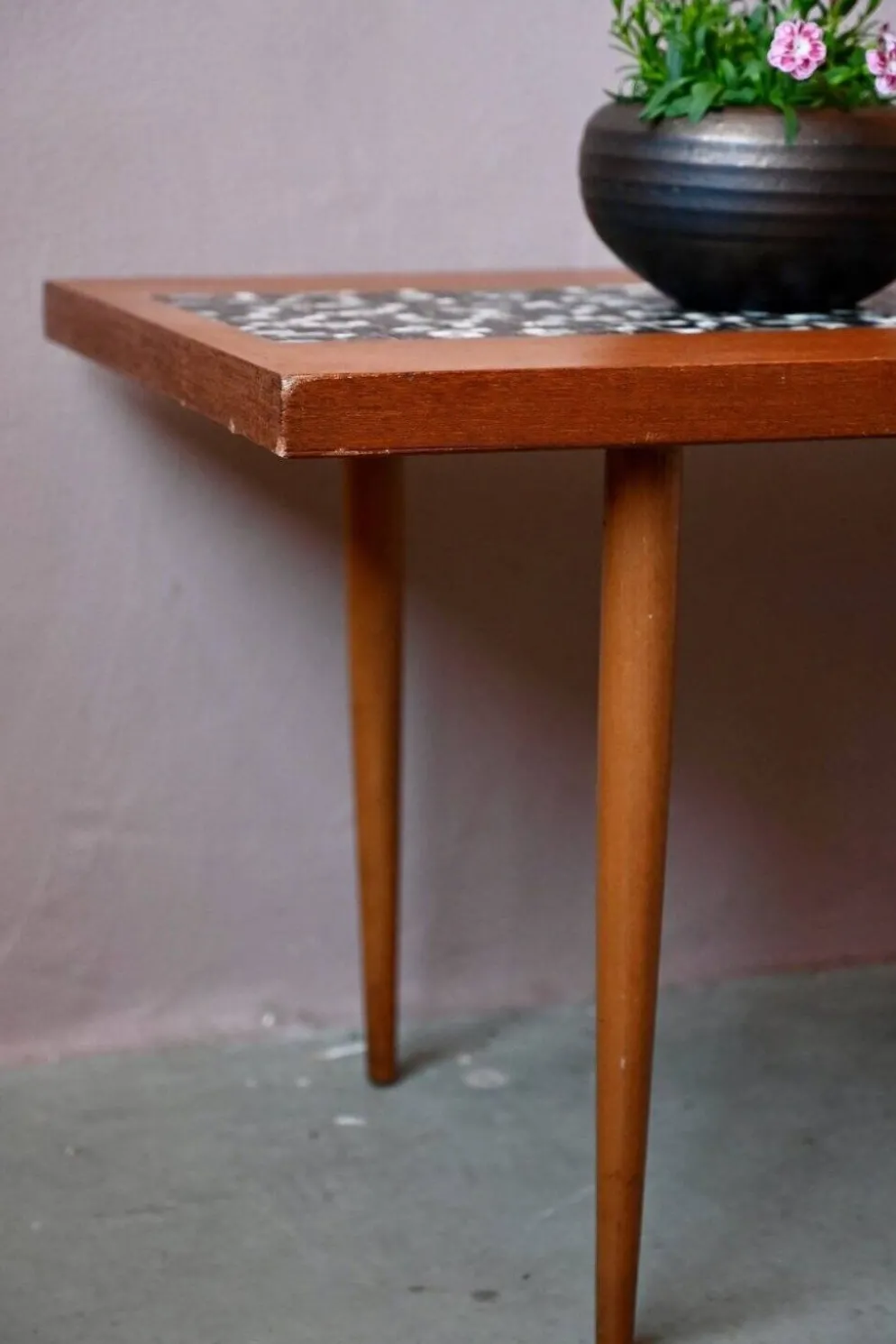 Table basse années 70 piétement fuseau teck et mosaïque céramique
