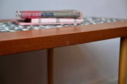 Table basse années 70 piétement fuseau teck et mosaïque céramique