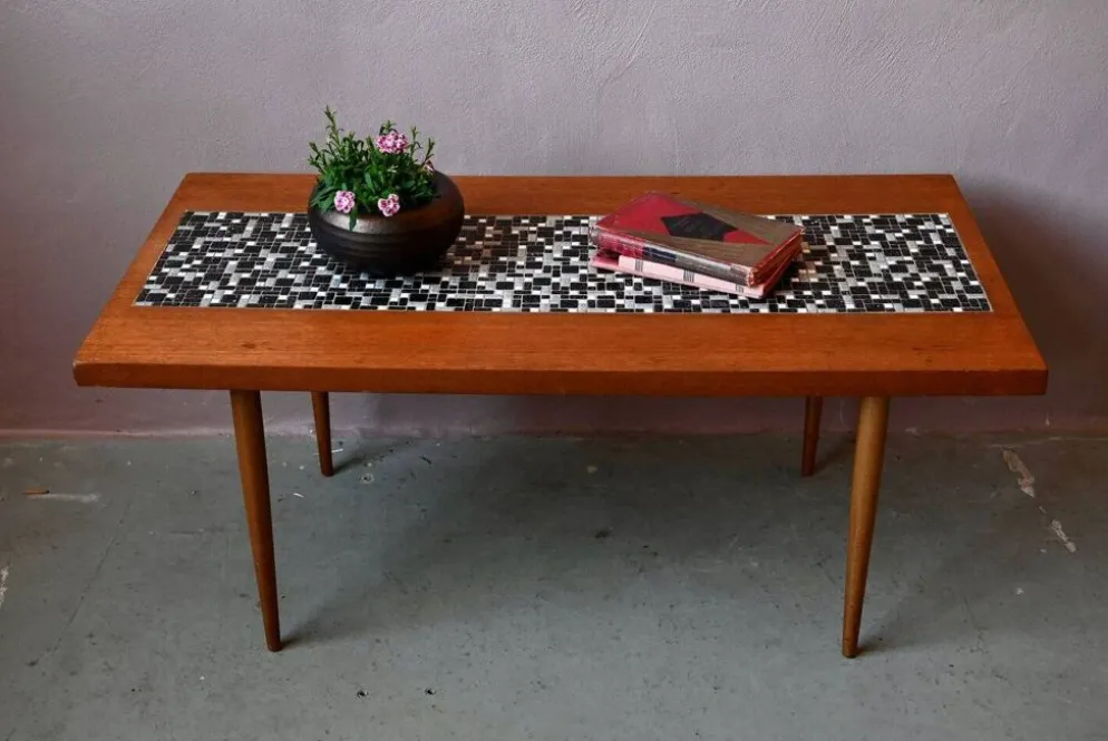 Table basse années 70 piétement fuseau teck et mosaïque céramique