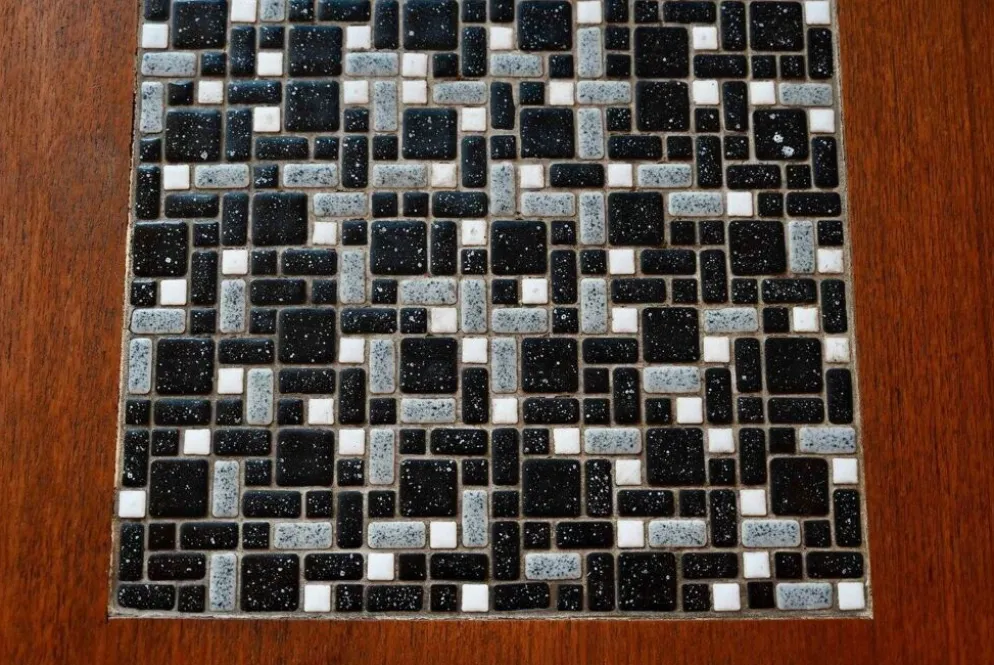 Table basse années 70 piétement fuseau teck et mosaïque céramique