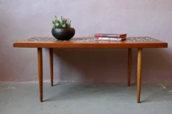 Table basse années 70 piétement fuseau teck et mosaïque céramique