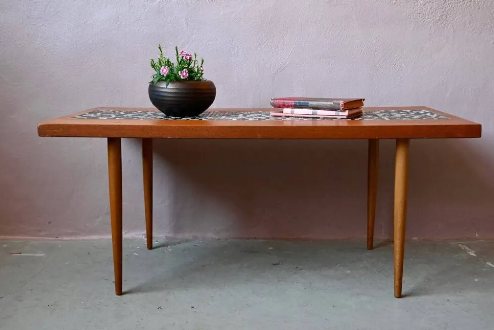 Table basse années 70 piétement fuseau teck et mosaïque céramique