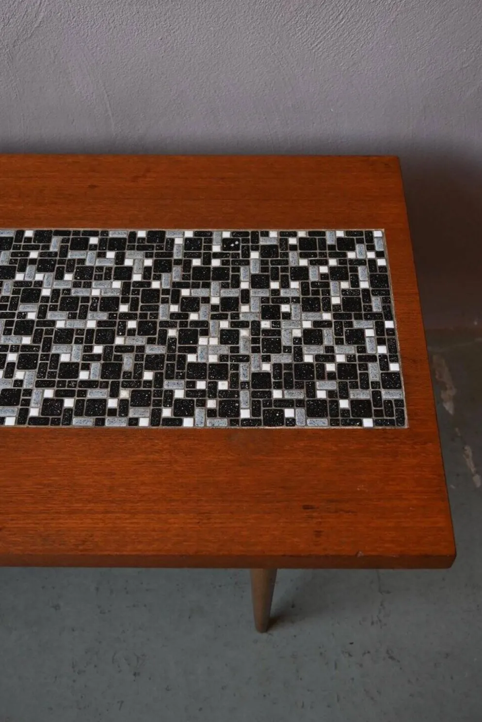 Table basse années 70 piétement fuseau teck et mosaïque céramique