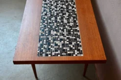 Table basse années 70 piétement fuseau teck et mosaïque céramique