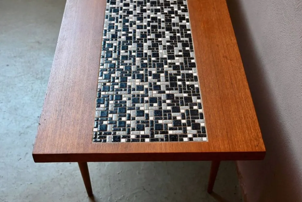 Table basse années 70 piétement fuseau teck et mosaïque céramique