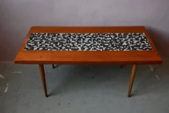 Table basse années 70 piétement fuseau teck et mosaïque céramique