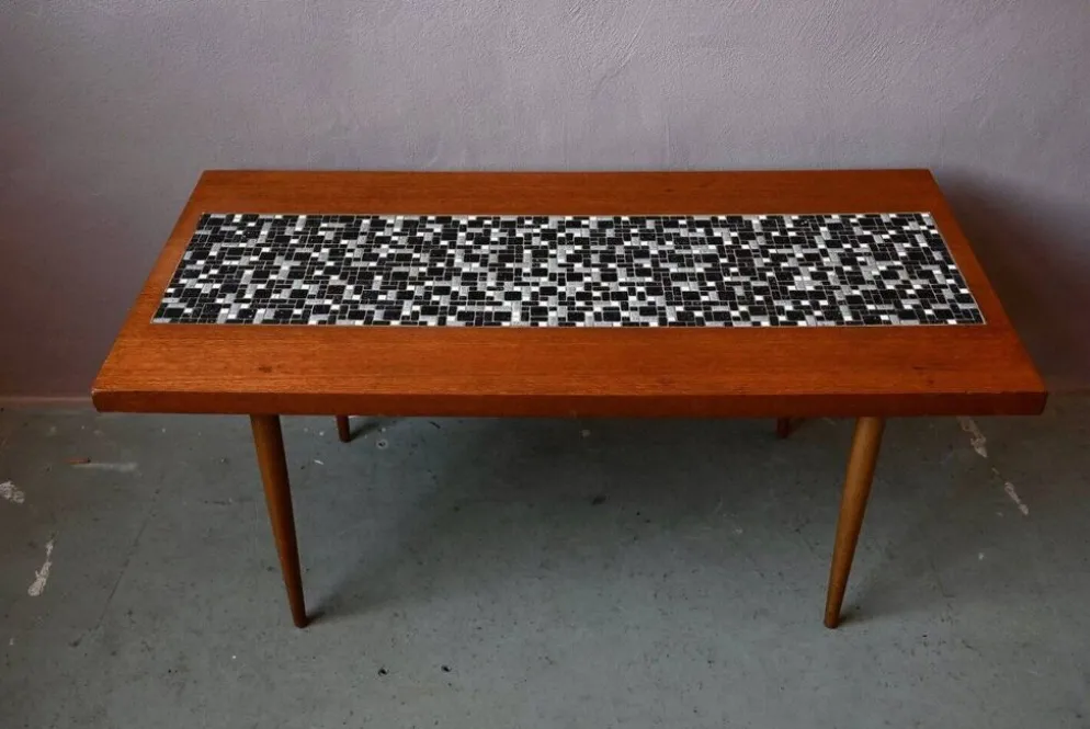 Table basse années 70 piétement fuseau teck et mosaïque céramique