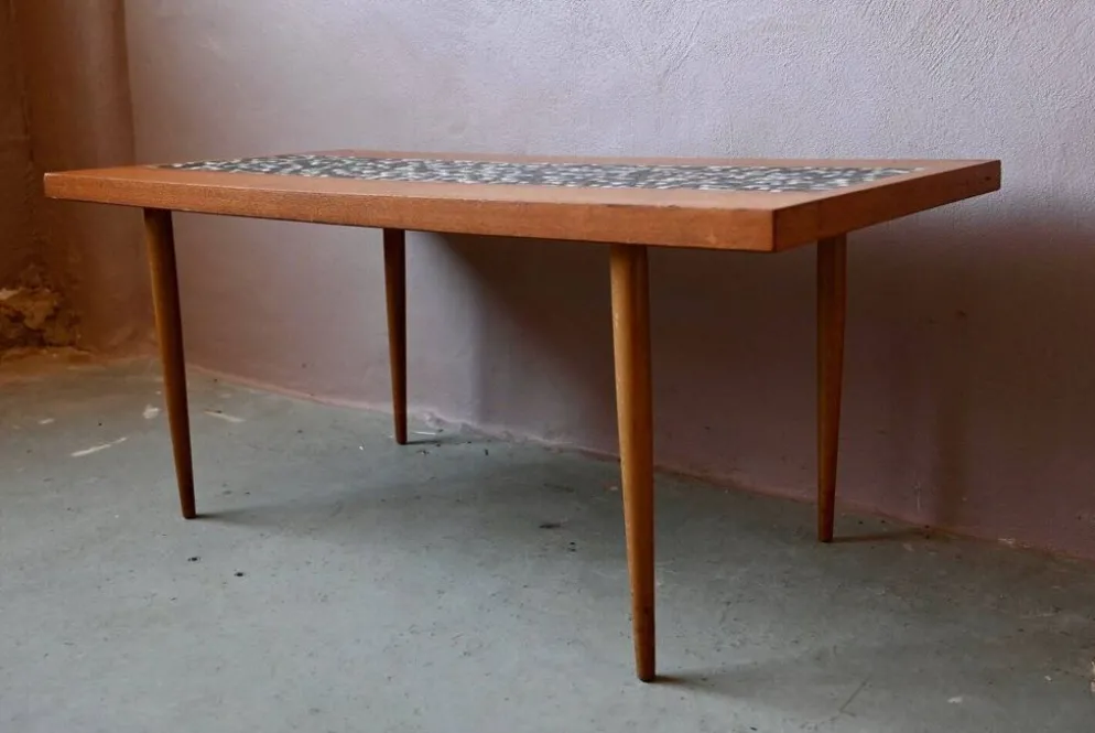 Table basse années 70 piétement fuseau teck et mosaïque céramique