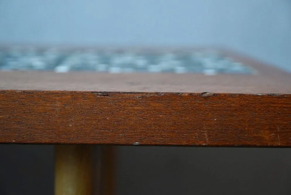 Table basse années 70 piétement fuseau teck et mosaïque céramique