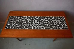 Table basse années 70 piétement fuseau teck et mosaïque céramique