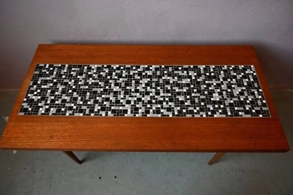 Table basse années 70 piétement fuseau teck et mosaïque céramique