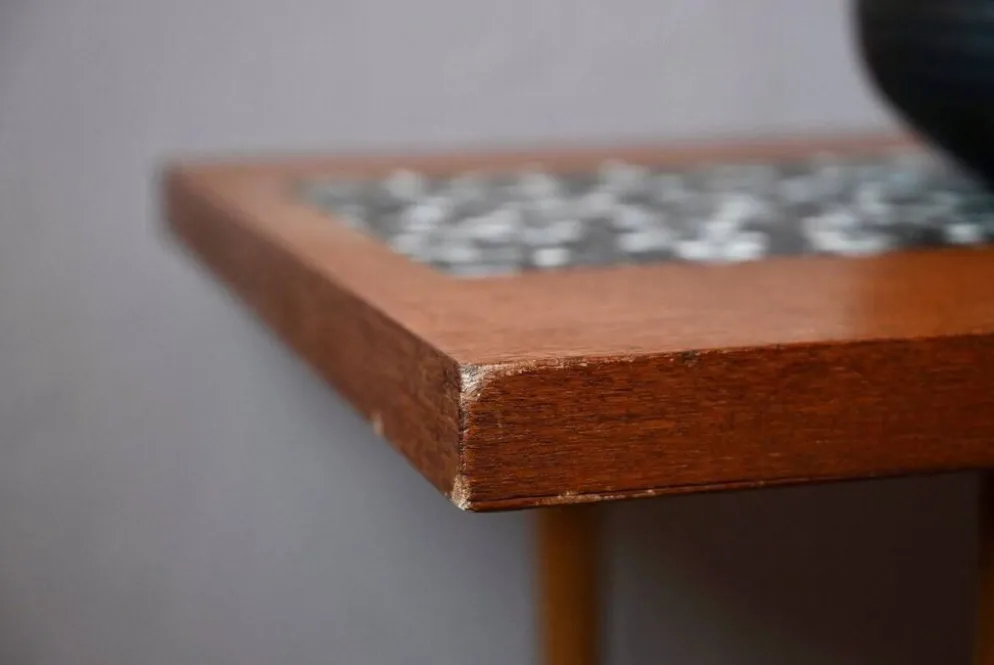 Table basse années 70 piétement fuseau teck et mosaïque céramique
