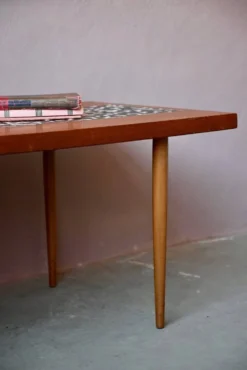 Table basse années 70 piétement fuseau teck et mosaïque céramique