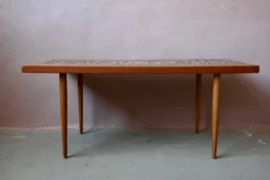 Table basse années 70 piétement fuseau teck et mosaïque céramique