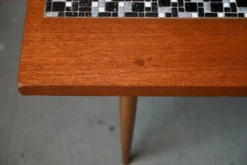 Table basse années 70 piétement fuseau teck et mosaïque céramique