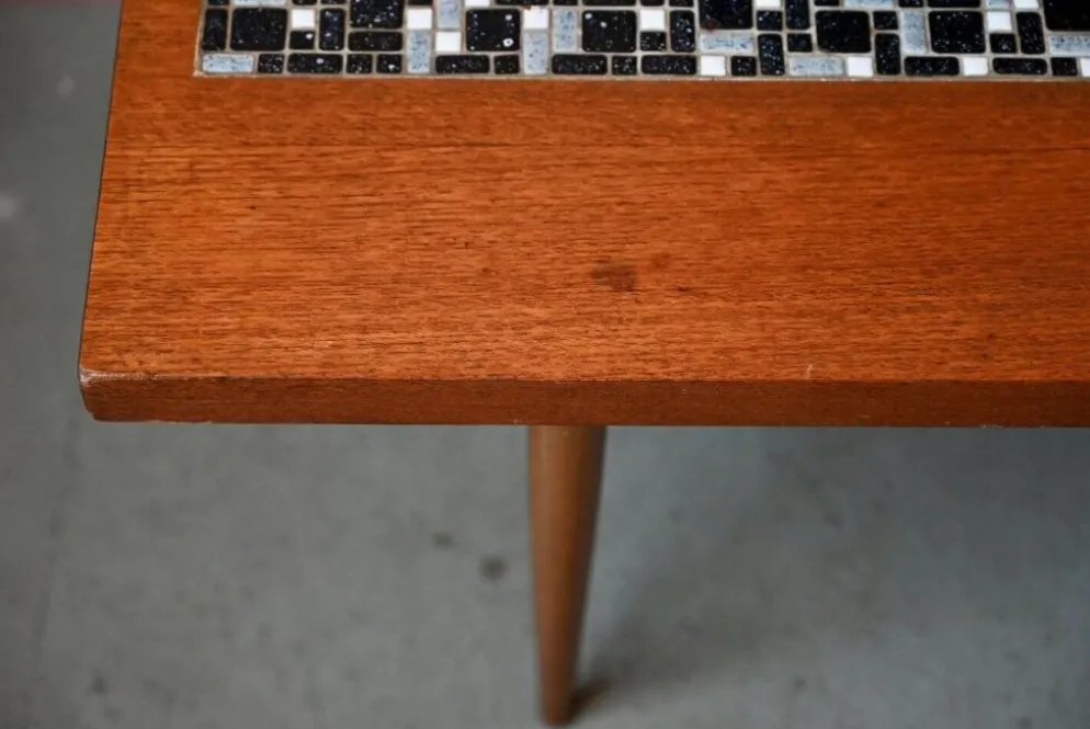 Table basse années 70 piétement fuseau teck et mosaïque céramique