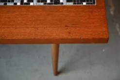 Table basse années 70 piétement fuseau teck et mosaïque céramique